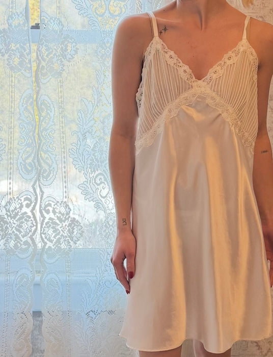 M/L vintage white slip w/ lace